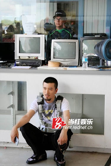 杨子跳伞前显得很紧张。