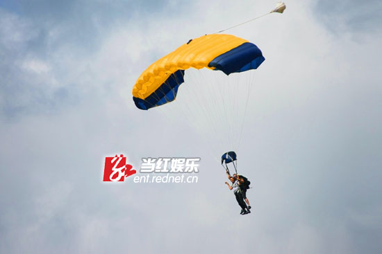 明星挑战极限跳伞。