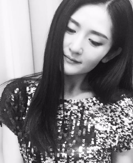 谢娜晒黑白文艺照 自夸：安静时真的好美