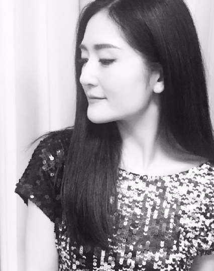 谢娜晒黑白文艺照 自夸：安静时真的好美