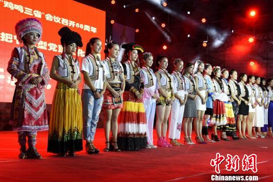 四川彝乡选三省美女万只火把欢庆映红天（组图）