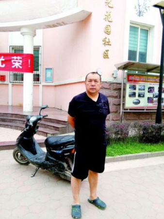 司机驾车顶交警乱撞男子骑摩托追肇事者近千米