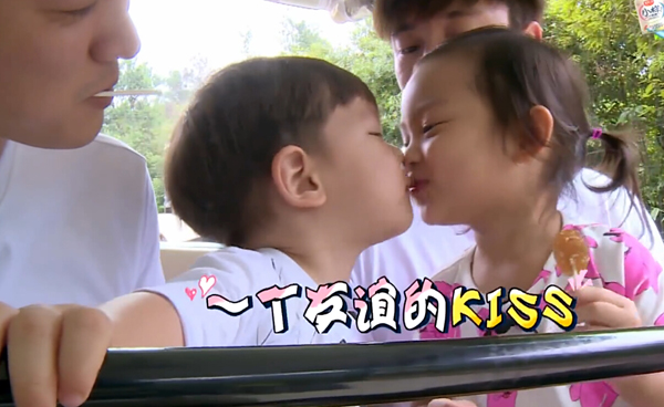 嗯哼甜馨友谊KISS