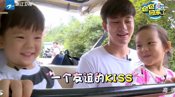 嗯哼甜馨友谊KISS