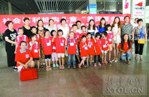 要出发了，参加“美国夏令营”活动的所有孩子们合照一张以作纪念。