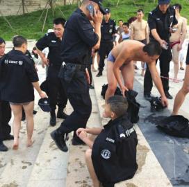 男孩下江游泳溺水被警察救起救起时口吐白沫