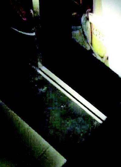 男子等电梯没来踹几脚不幸从豁口坠落身亡（图）