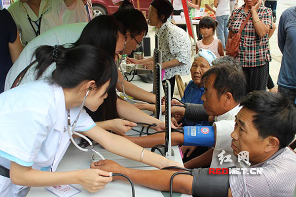 长沙医学院志愿者为苗族乡亲测量血压