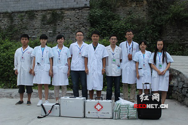 长沙医学院志愿者赴湘西为少数名族居民免费体