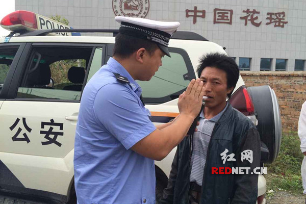 交警测试驾驶员酒精含量