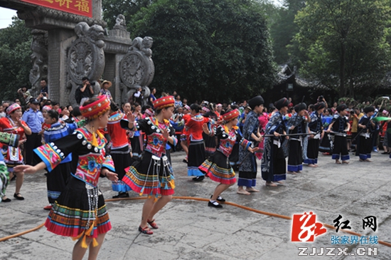 泼水舞龙、祭祖祈福—2015张家界土家“六月六”民俗文化节盛大开幕