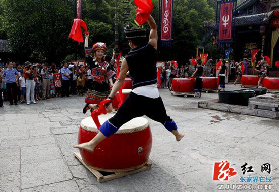 泼水舞龙、祭祖祈福—2015张家界土家“六月六”民俗文化节盛大开幕