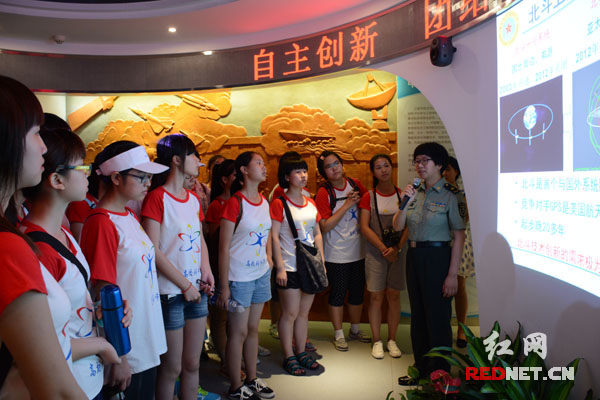 2015年青少年高校科学营湖南营7月21日开营，来自十个省市的200余名学生走进国防科学技术大学，参观北斗展览馆、走进“天河二号”等。