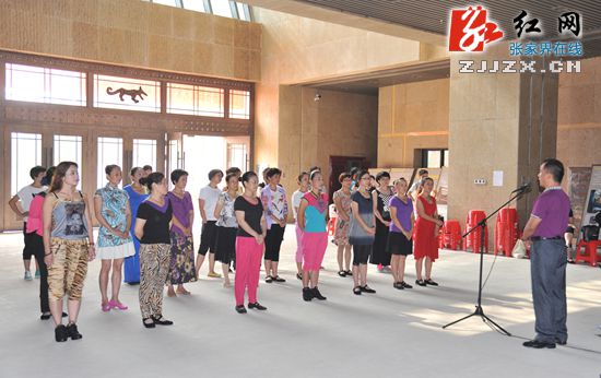 张家界第八期原创广场舞市直单位免费教练员培训班开班