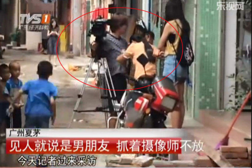 裸女见人就称男友记者采访抓住摄像师不放(图)
