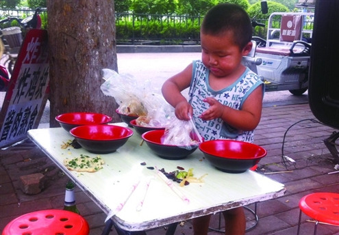 2岁半男娃帮父母“练摊”食客:很萌很心酸(图)