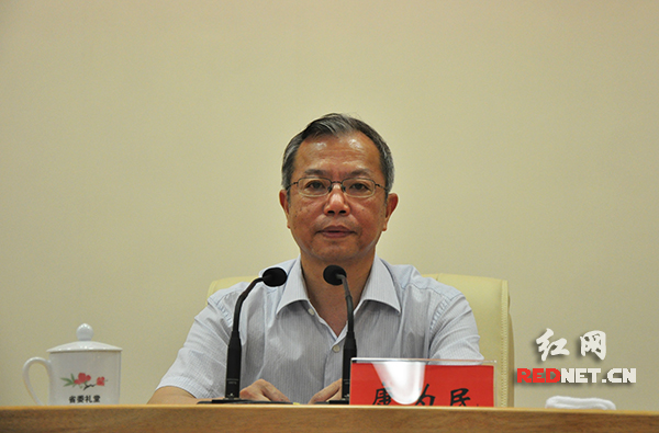 湖南省高级人民法院党组书记、院长康为民出席钟江武先进事迹报告会。
