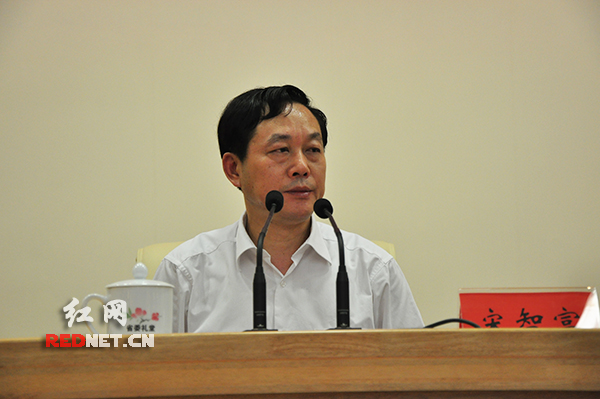 湖南省委宣传部副部长宋智富主持钟江武先进事迹报告会。