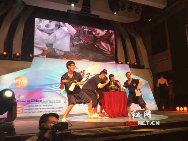 徐天佑带领的蓝队选手在舞台上歌舞推介。