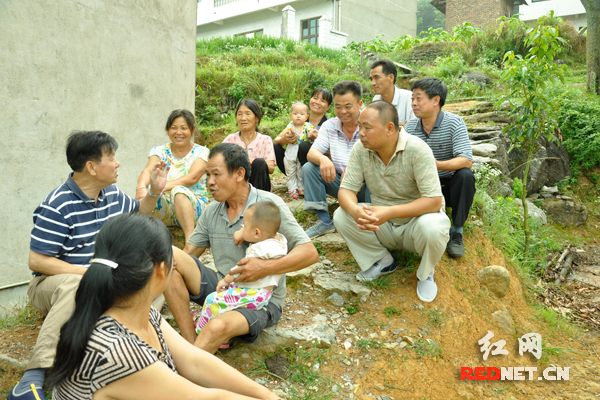 湖南省林业厅调研组人员与林农席地而坐，倾听林农的心声。