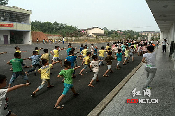 湖师大数计院“茶亭同行”实践队开展特色艺术教学