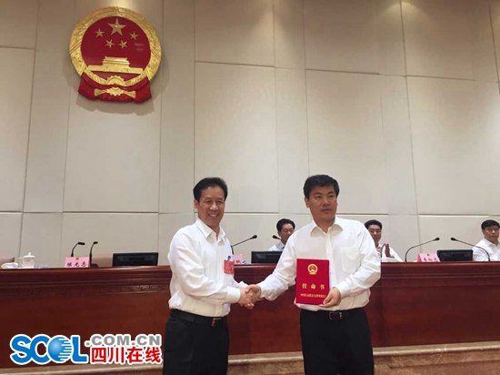 四川省人大常委会副主任陈光志向罗强颁发任命书。
