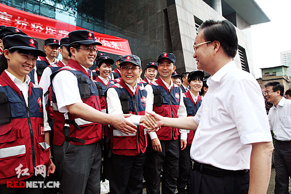 湖南省副省长李友志（右）表彰了40名队员英勇无畏、功勋卓著的抗埃成绩。
