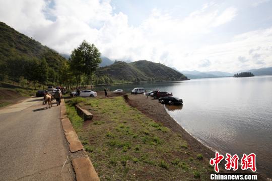 四川泸沽湖边变身自驾车洗车场遭游客谴责（图）
