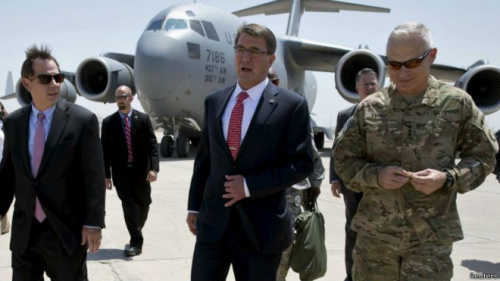 美国防部长卡特突访伊拉克评估打击IS形势（图）