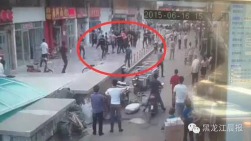 哈尔滨服装城10余执法人员与商户3人互殴（图）