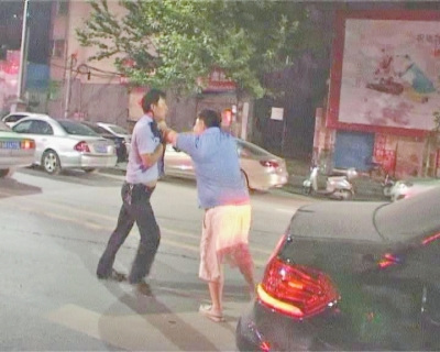 郑州一男子酒驾追尾被查发飙用英语骂交警