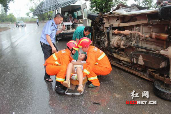 永州零陵:两车对撞5人被困 消防官兵紧急救援