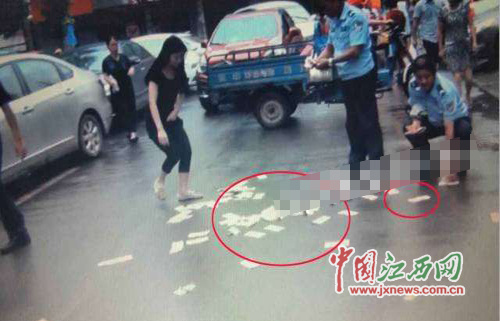 江西九江天降“钱雨”交警市民捡万元现金还失主
