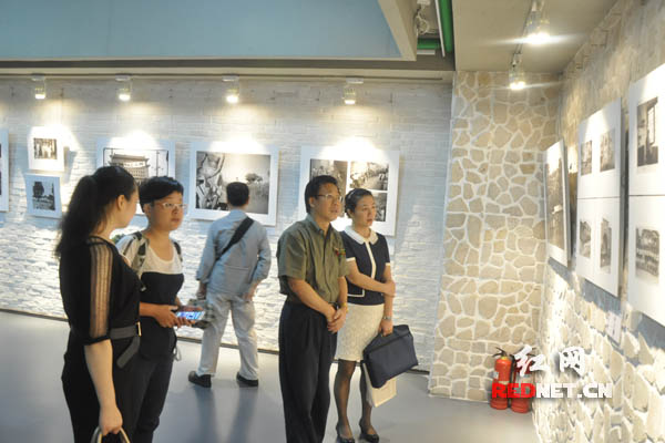 （7月24日下午，“纪念中国人民抗日战争暨世界反法西斯战争胜利70周年爱国主义教育影像图片展”在长沙举行。