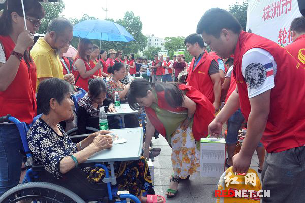 当天活动中，共有22名半失能老人领到爱心轮椅和慰问物资