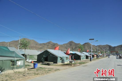 2015年7月26日，距尼泊尔8.1级强烈地震已过三个月时间。在此次地震中，位于中尼边境的樟木口岸成为“孤岛”。震后，西藏对樟木镇进行了全员转移。目前，樟木镇500余户2000余居民在日喀则市桑珠孜区安置点渐渐适应了新的生活。图为安置点外景。<a target='_blank' href='http://www.chinanews.com/' ><p  align=