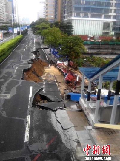 广东佛山市区60米马路坍塌系万科广场施工导致