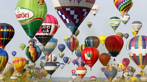 法国433个热气球升空直冲天际打破世界纪录（图）
