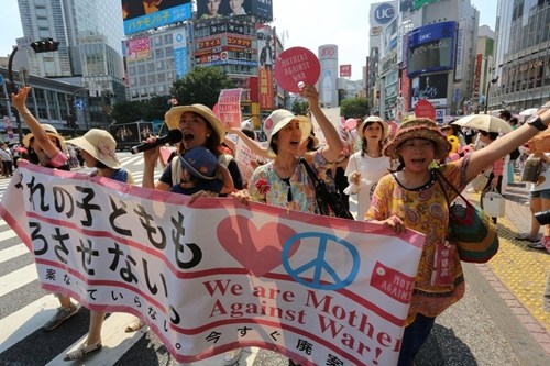 日本母亲推婴儿车游行万余人签名抗议新安保法