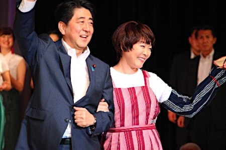 安倍携妻参加农业时装秀吁年轻人支持农业(图)
