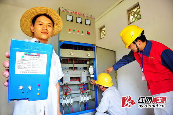 7月27日，该公司韶山市中心供电营业所员工正在韶源村台区配电间检查、测试漏电保护器时的情景；深受农民朋友的欢迎。