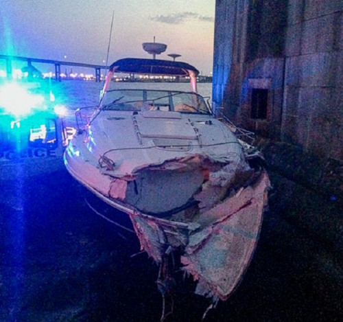 美国一游艇撞上大桥保护桩致2人死亡6人受伤