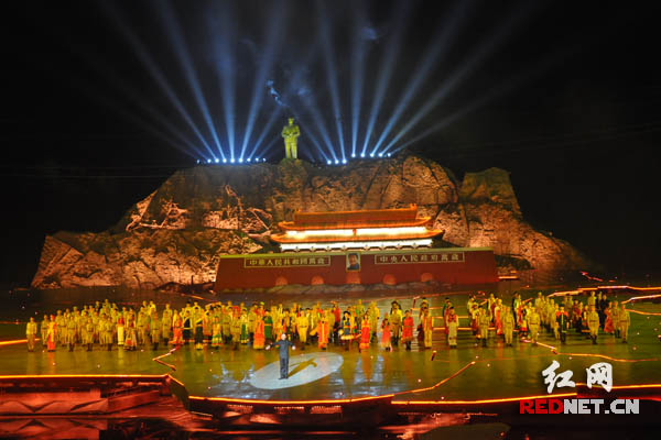 7月27日晚，大型实景演出《中国出了个毛泽东》举行慰问驻湘潭部队专场演出。