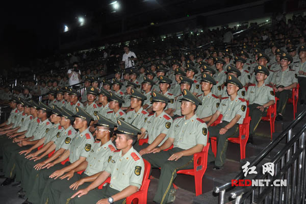 2000余名湘潭军分区驻军、民兵预备役及军属代表等受邀观看演出。