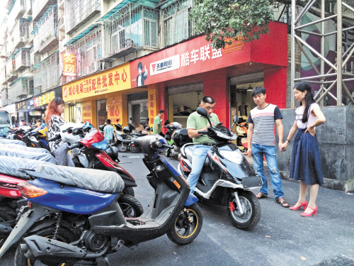马王堆电动车市场门口的这家店铺提供非法改装摩托车服务.