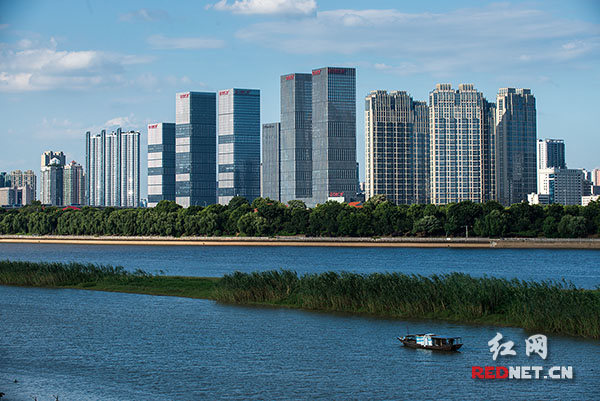 7月27日，长沙市区天气晴朗，再现迷人的“长沙蓝”。