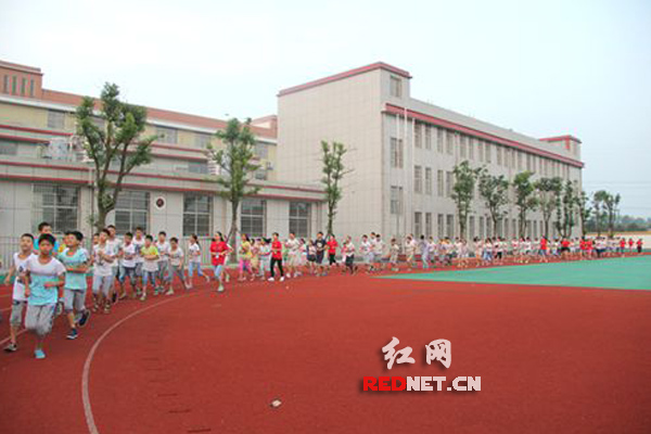 7月27日上午，由湖南师范大学赴常德阳光孤儿院暑期实践团队开展的“阳光晨跑”活动正式拉开帷幕。