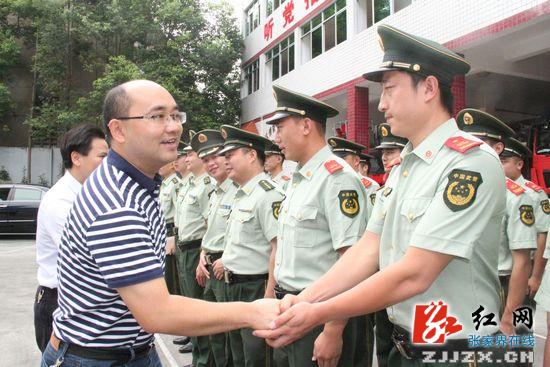 永定区“八.一节”前慰问驻永部队官兵