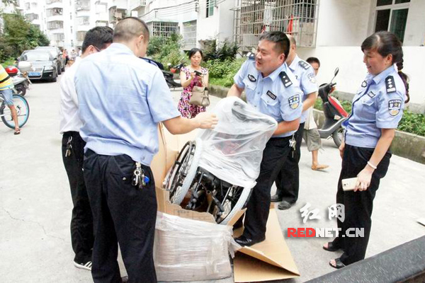 民警在卸下新买的电视和轮椅