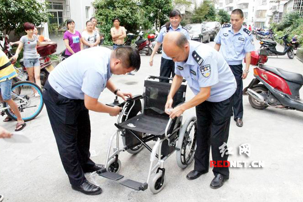 民警们在组装轮椅